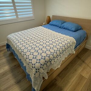 Elegant Vintage Crochet Cotton Coverlet